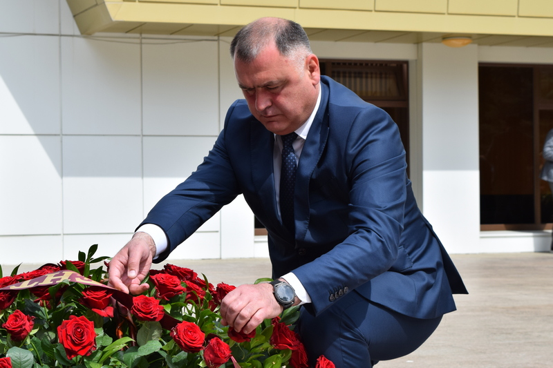 ks2j7etl. Алан Гаглоев возложил цветы к бюсту Тореза Кулумбегова