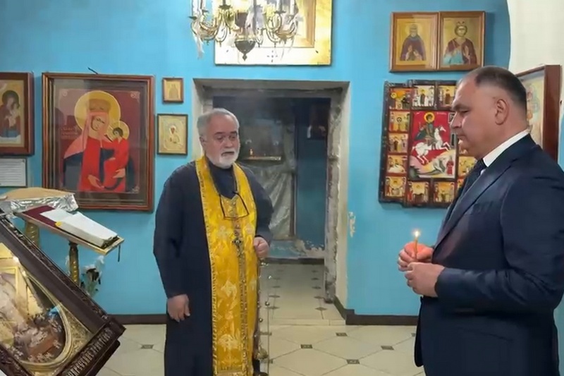 Screenshot. Алан Гаглоев передал в дар Храму Рождества Пресвятой Богородицы икону «Воскресение Христова»