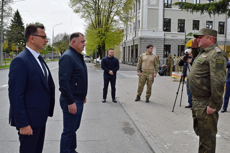 Алан Гаглоев дал старт праздничному автопробегу военной техники