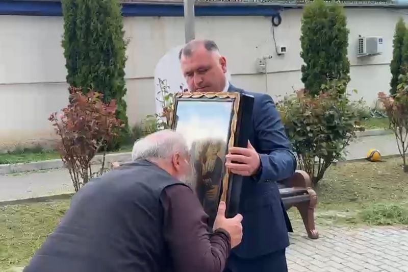 Screenshot. Алан Гаглоев передал в дар Храму Пресвятой Троицы икону Пресвятой Богородицы