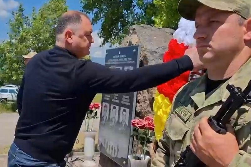 Алан Гаглоев почтил память омоновцев, погибших при отражении грузинской агрессии ⠀