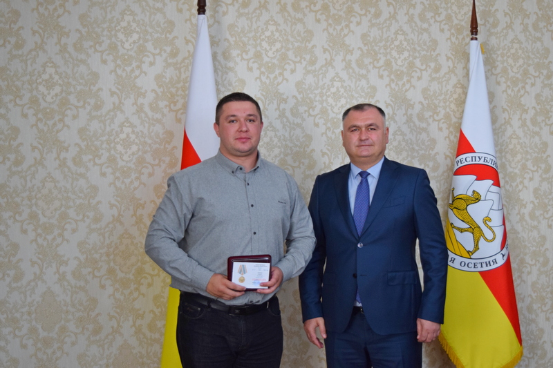 bz9hyi_. Алан Гаглоев наградил участников проекта по восстановлению памятников защитникам Отечества