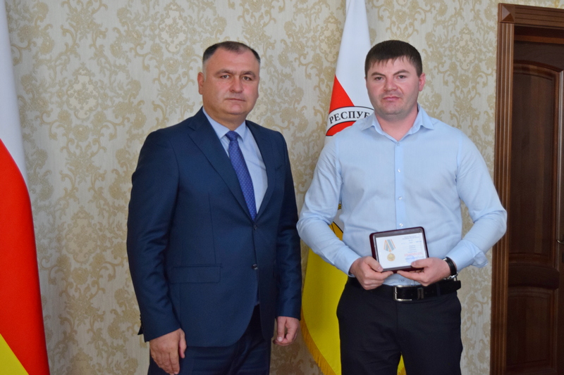 j5swgo4q. Алан Гаглоев наградил участников проекта по восстановлению памятников защитникам Отечества