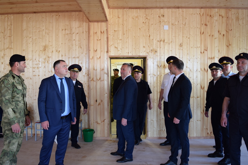 Алан Гаглоев проинспектировал новые казармы ОМОН