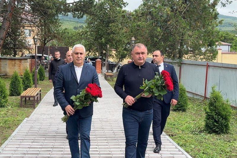 Алан Гаглоев и Марат Камболов возложили цветы к памятнику участникам ВОВ