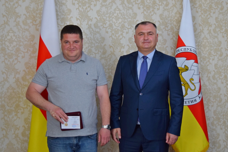 ulrs6w. Алан Гаглоев наградил участников проекта по восстановлению памятников защитникам Отечества