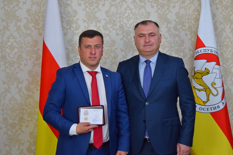xvbrhohm. Алан Гаглоев наградил участников проекта по восстановлению памятников защитникам Отечества