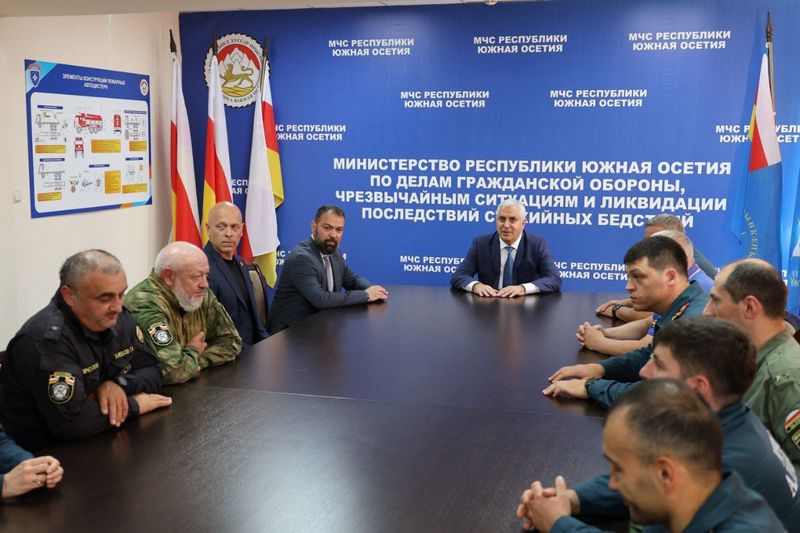 Марат Камболов представил коллективу МЧС нового руководителя Владимира Пухаева