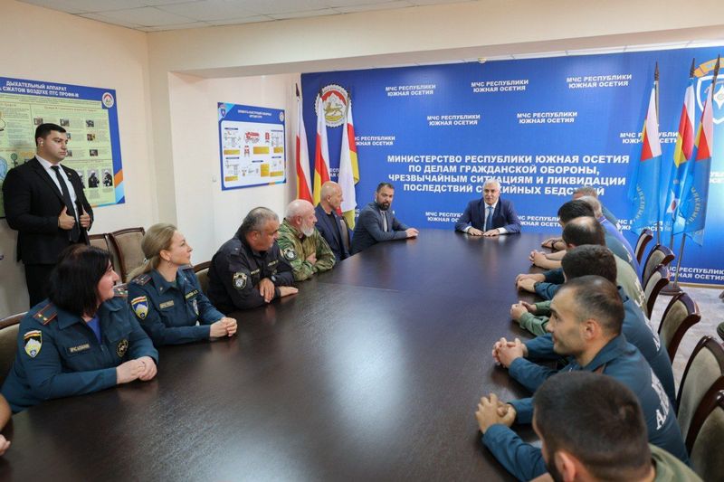 s0bfdwj1. Марат Камболов представил коллективу МЧС нового руководителя Владимира Пухаева