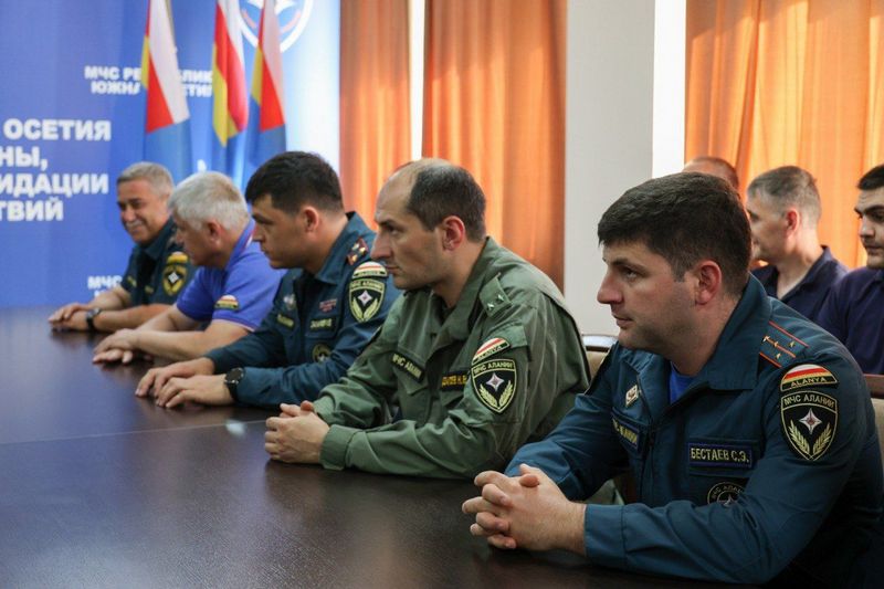 vwa7_9. Марат Камболов представил коллективу МЧС нового руководителя Владимира Пухаева