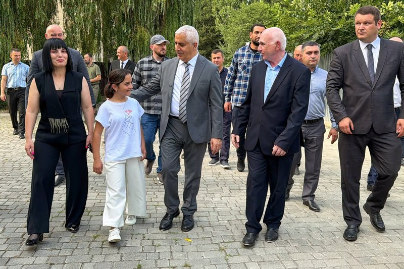 Марат Камболов посетил детский дом в Ленингоре