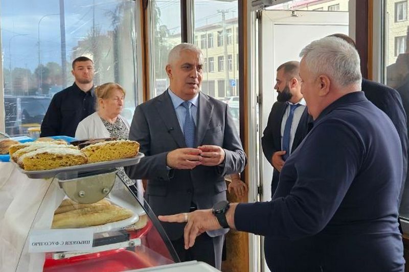 Марат Камболов посетил Цхинвальский комбинат хлебобулочных изделий⁣⁣⠀