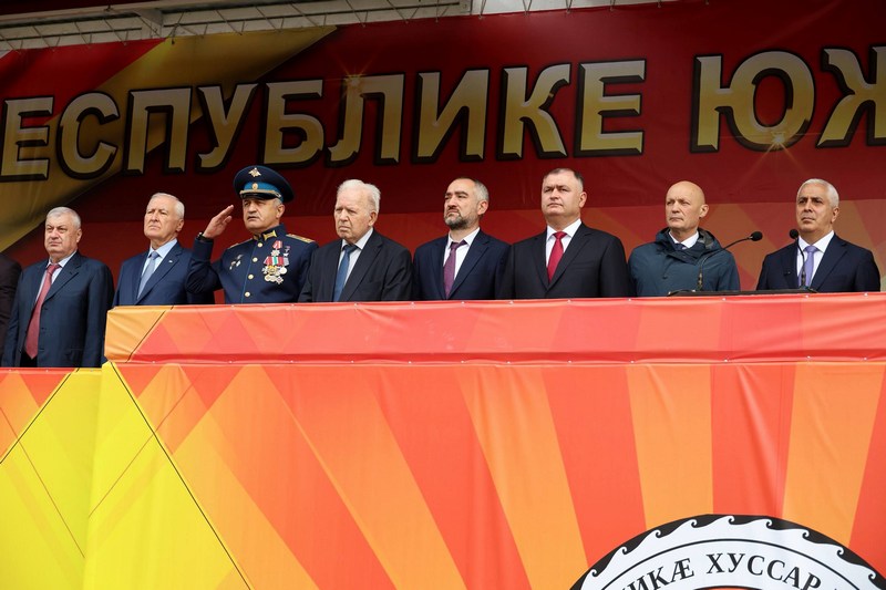 6igd44rh. Выступление на военном параде в честь празднования 36-й годовщины Республики Южная Осетия