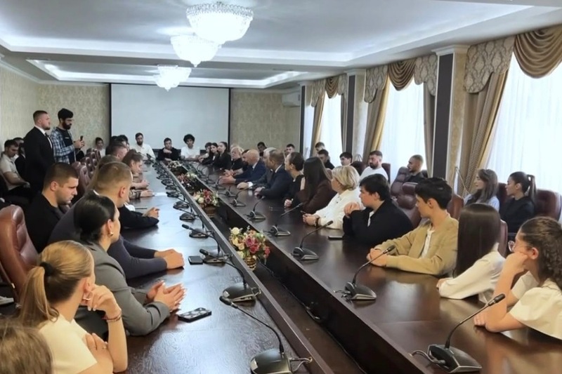 Марат Камболов встретился с участниками Международного фестиваля молодежи