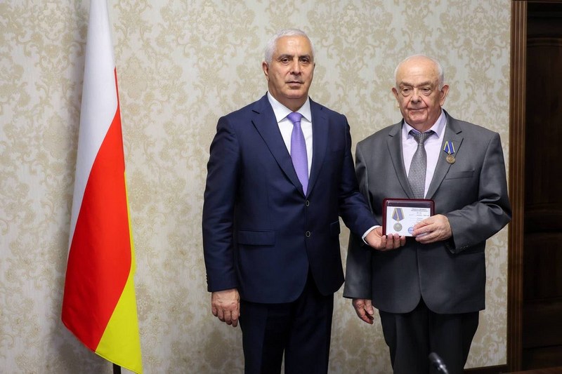 bmjo2ci. Марат Камболов вручил государственные награды и присвоил специальные звания к 36-летию Республики Южная Осетия