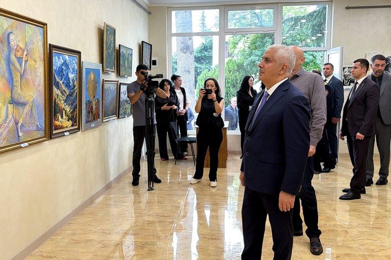 Марат Камболов посетил выставку Союза художников ко Дню Республики
