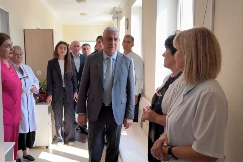 Screenshot. Марат Камболов посетил детский сад и амбулаторию в селе Цинагар