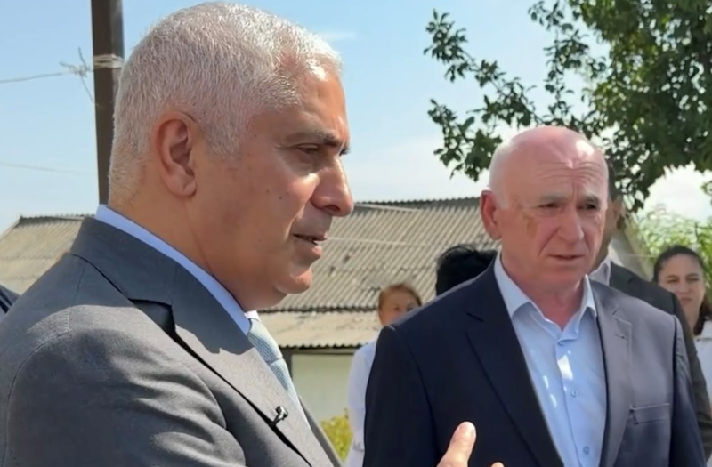 Screenshot. Марат Камболов посетил детский сад и амбулаторию в селе Цинагар