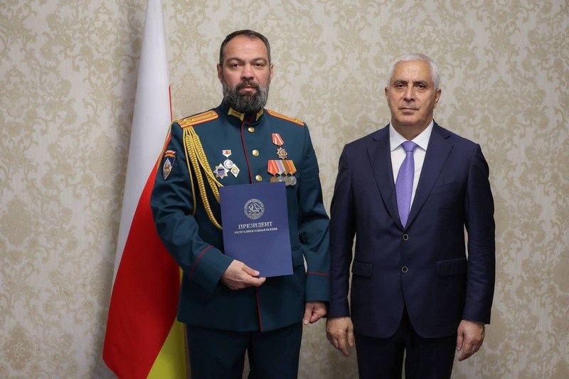 o54_zqzs. Марат Камболов вручил государственные награды и присвоил специальные звания к 36-летию Республики Южная Осетия