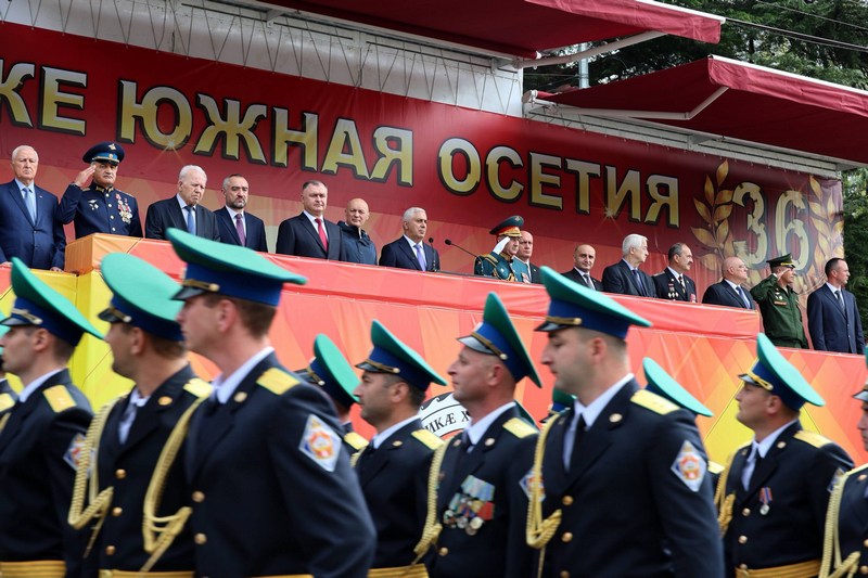 oe2mn58_. Выступление на военном параде в честь празднования 36-й годовщины Республики Южная Осетия