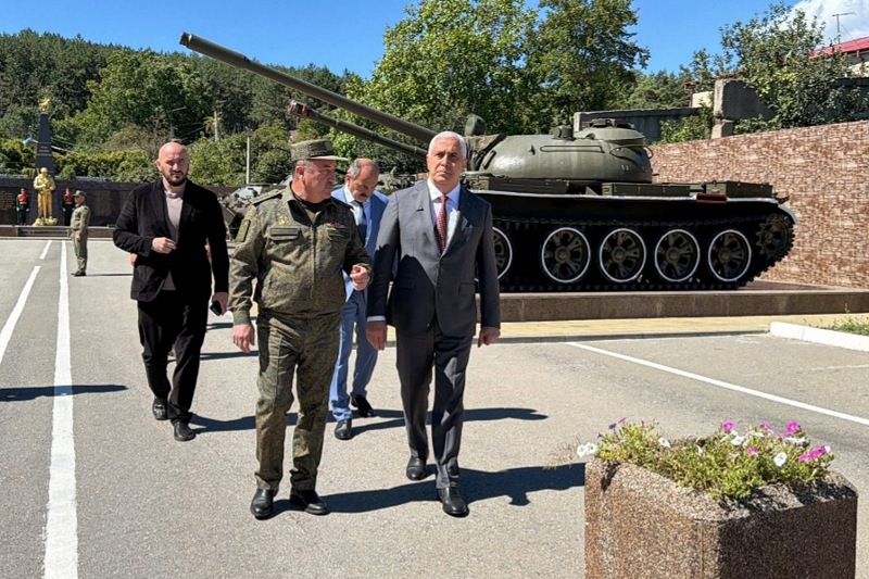Марат Камболов поручил определить первоочередные задачи по оснащению Министерства обороны