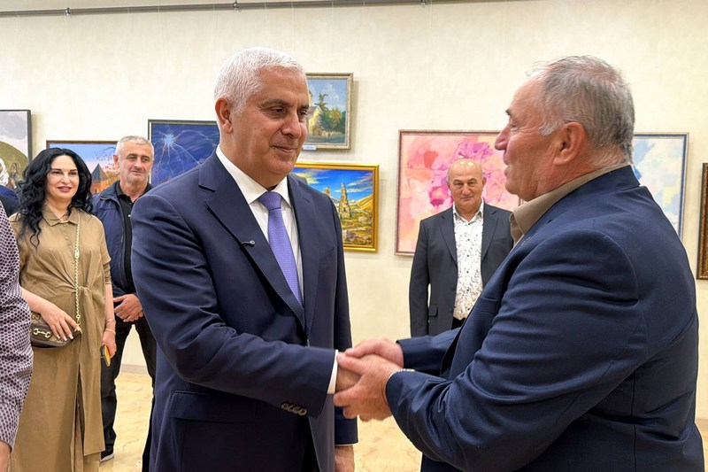 u0xllsp8. Марат Камболов посетил выставку Союза художников ко Дню Республики