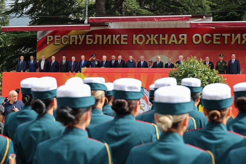 v7zie21e. Выступление на военном параде в честь празднования 36-й годовщины Республики Южная Осетия