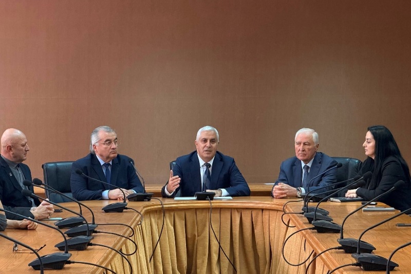 Марат Камболов представил коллективу Министерства культуры нового руководителя
